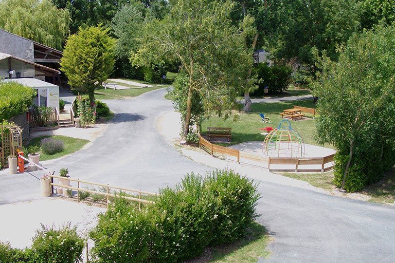 L’entrée du camping dans son cadre boisé et ombragé 