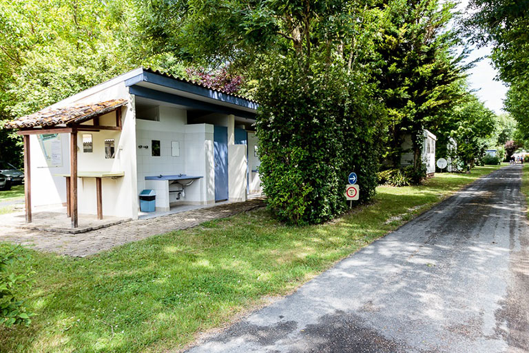 Le camping et ses blocs sanitaires avec douche chaude 