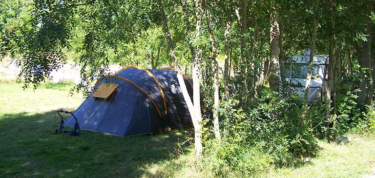 Pour les budgets modérés ou les envies de nature, un emplacement familial et ombragé 