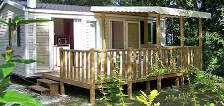 Un des Mobil-homes avec terrasse, chalet ou Bungalow de notre camping, à prix abordable