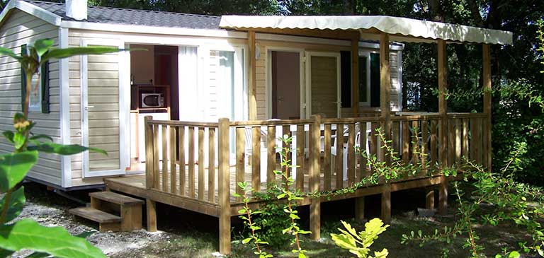 Un des Mobil-homes avec terrasse, chalet ou Bungalow de notre camping, à prix abordable