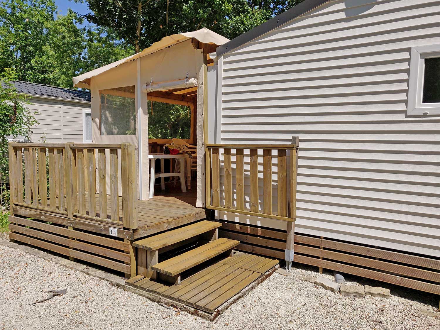 Salon de jardin pour terrasse bois mobil-home