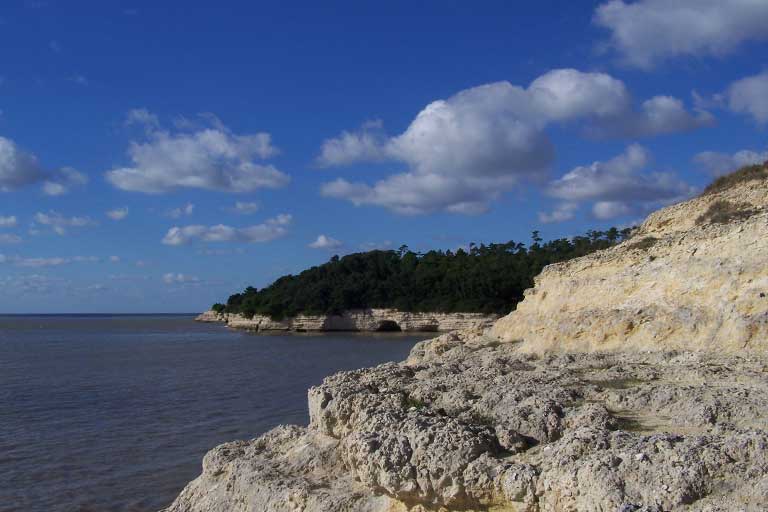 Les falaises calcaires de Meschers ainsi que ses grottes troglodytes 