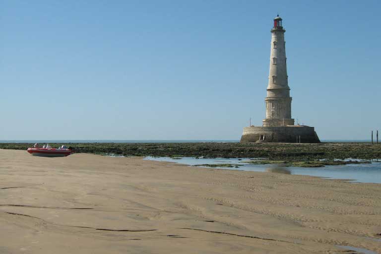 Le phare de Cordouan en pleine mer à visiter en promenade en bateau sur l’estuaire de la Gironde départ de Meschers ou Royan 