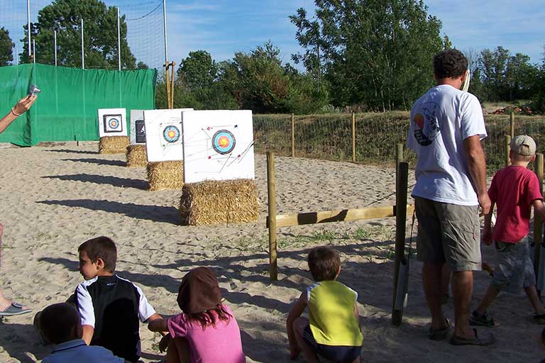 l’animation et activité de tir à l’arc pour adulte et enfants au camping Fleurs des Champs